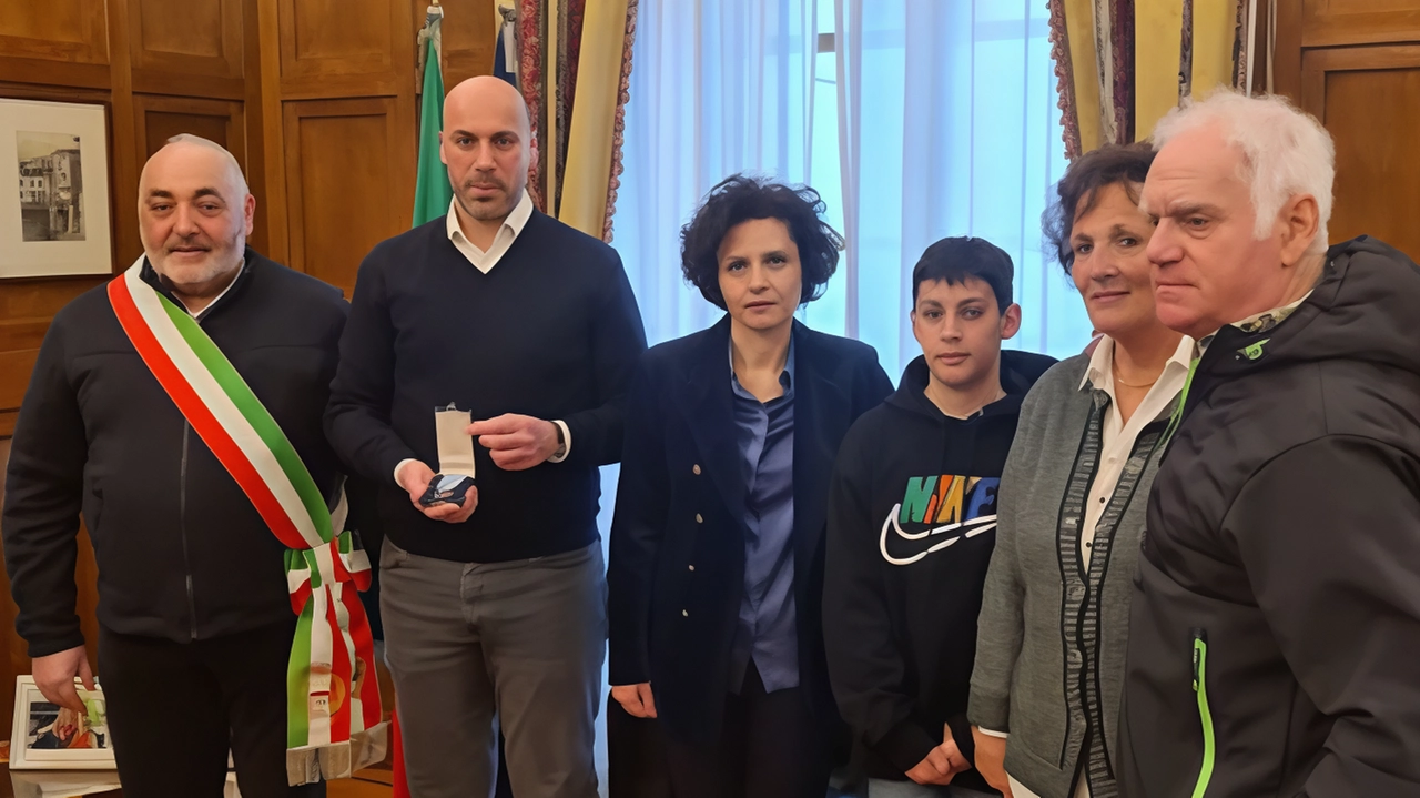 La consegna della medaglia d’onore ai familiari di Luigi Cattalini nato a Villa di Tirano Fu internato per quasi due anni La consegna della medaglia d’onore ai familiari di Luigi Cattalini nato a Villa di Tirano Fu internato per quasi due anni