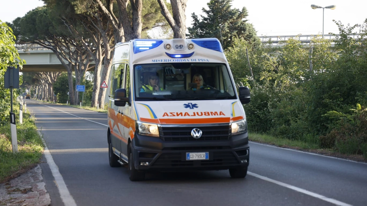 Un'ambulanza (foto di repertorio) Un'ambulanza (foto di repertorio)