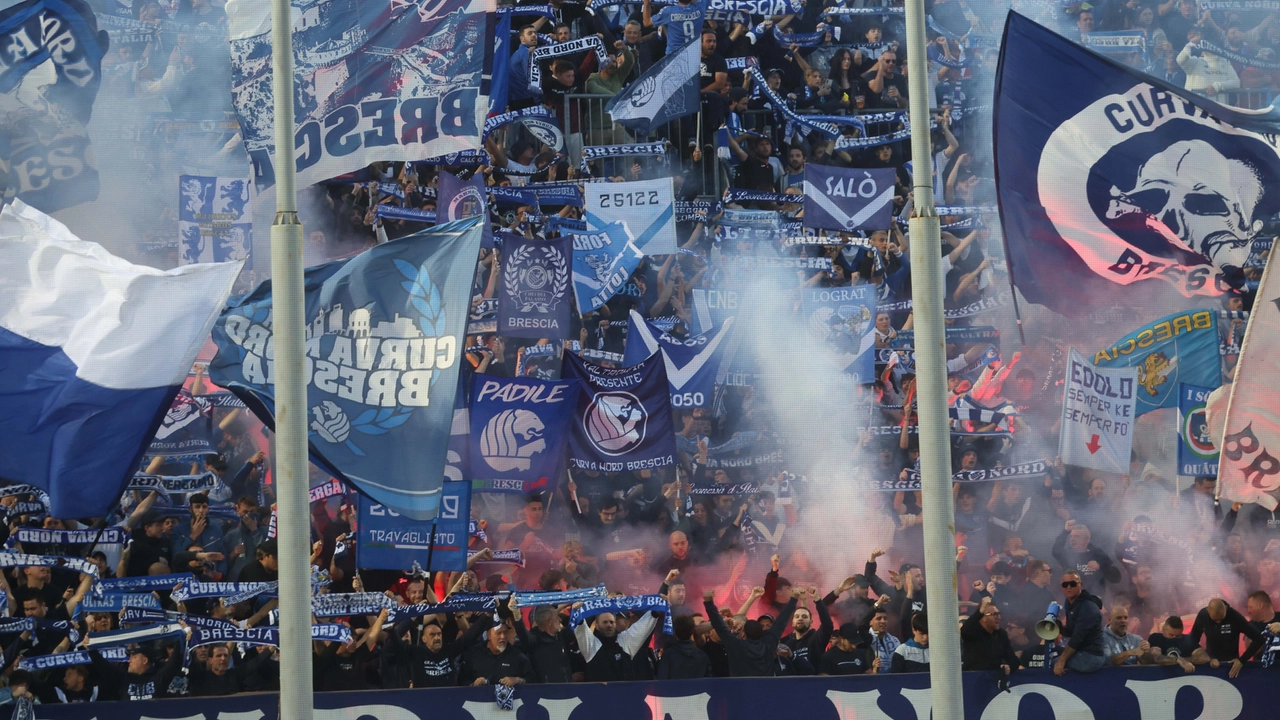 Gli ultras del Brescia al Rigamonti. La tifoseria più calda si schiera: no assoluto al "baratto" fra cambio di nome e conservazione del calcio nel sistema professionistico Gli ultras del Brescia al Rigamonti. La tifoseria più calda si schiera: no assoluto al "baratto" fra cambio di nome e conservazione del calcio nel sistema professionistico