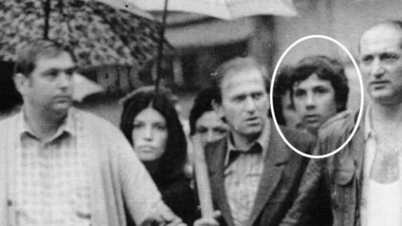 Nel tondo Marco Toffaloni, considerato esecutore materiale dell’attentato del 28 maggio 1974 che uccise otto vittime e ne ferì oltre un centinaio Nel tondo Marco Toffaloni, considerato esecutore materiale dell’attentato del 28 maggio 1974 che uccise otto vittime e ne ferì oltre un centinaio