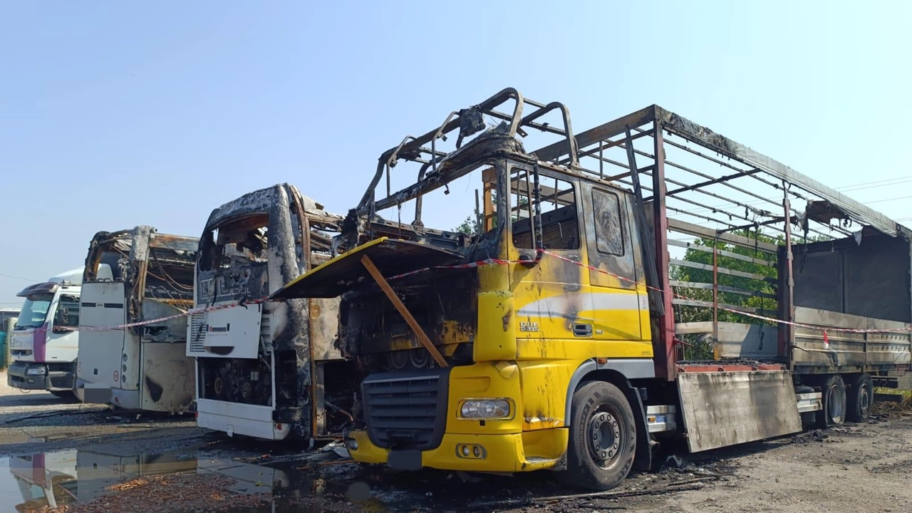Dalle prime indagini dei pompieri l’innesco che ha dato luogo all’incendio si trovava sul primo pullman Dalle prime indagini dei pompieri l’innesco che ha dato luogo all’incendio si trovava sul primo pullman