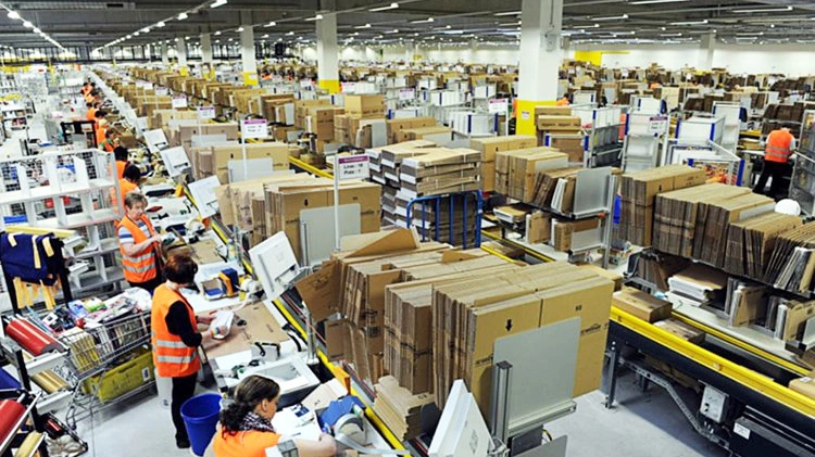 Lavoro all’interno di una logistica Cividate ha approvato una variante al pgt per tenerle alla larga Lavoro all’interno di una logistica Cividate ha approvato una variante al pgt per tenerle alla larga