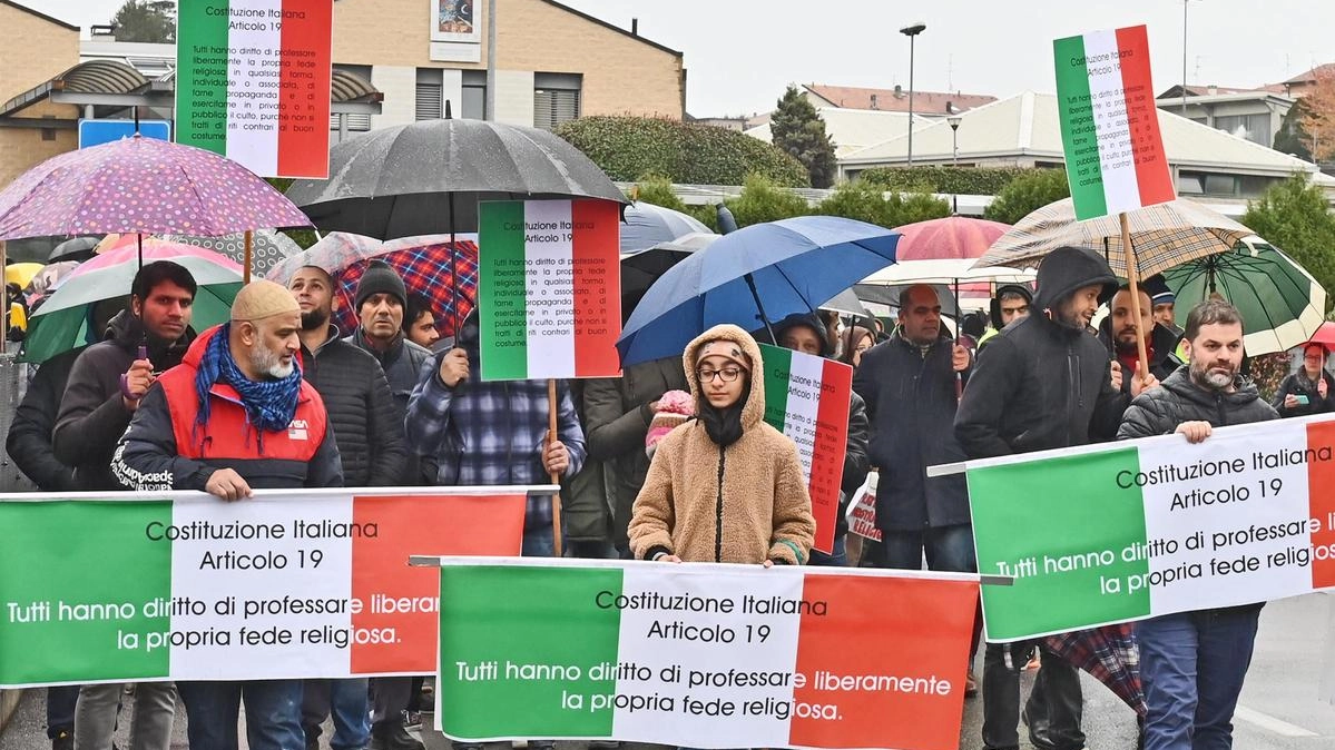 Un corteo di protesta della comunità islamica e di altre associazioni contro la chiusura del centro Assalam Un corteo di protesta della comunità islamica e di altre associazioni contro la chiusura del centro Assalam