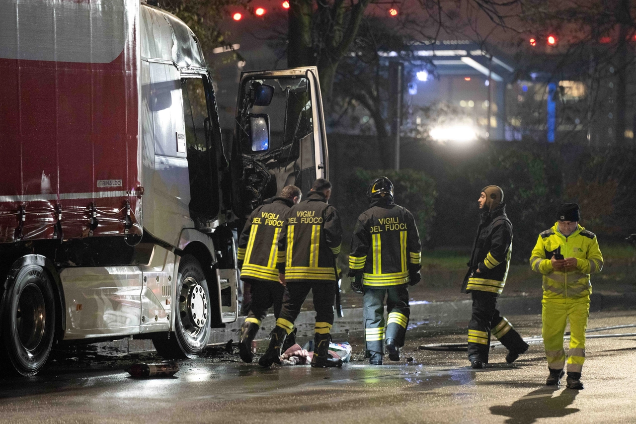 Incendio motrice tir autista morto al interno della cabina