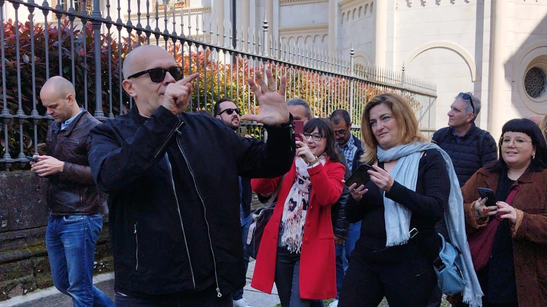 Max Pezzali guida per un giorno a Pavia: ecco perché e le tappe del suo tour