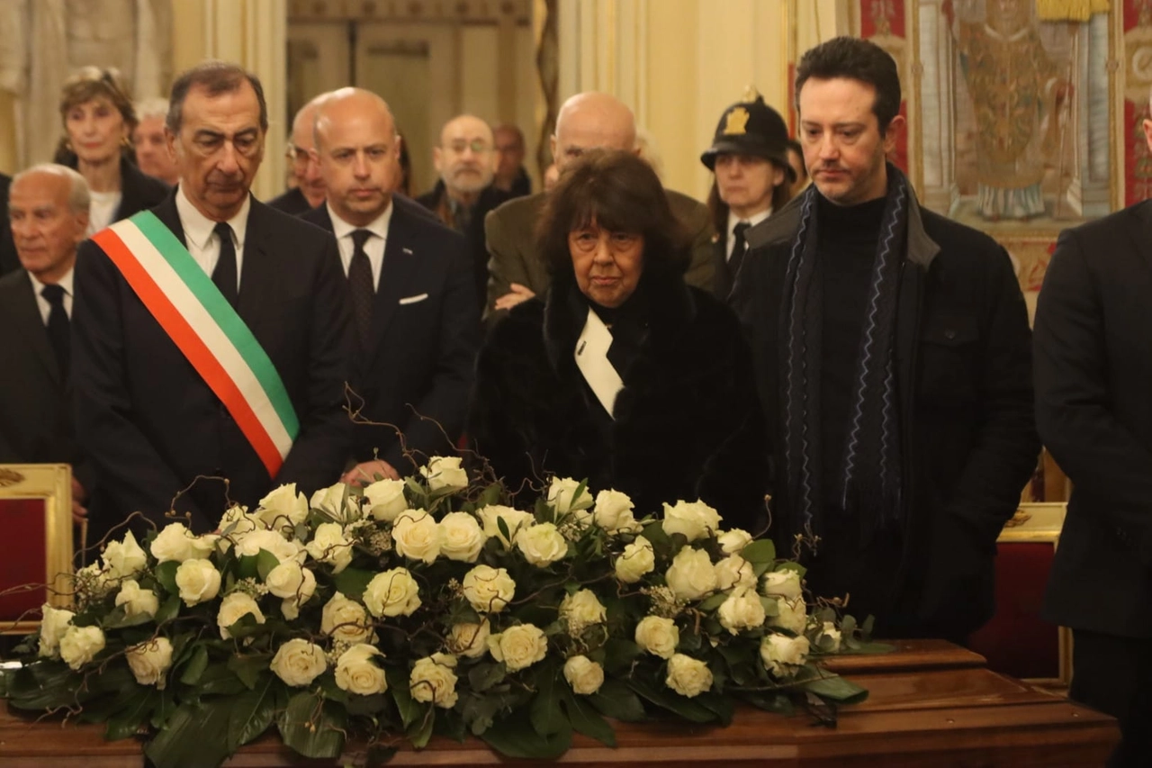 Il sindaco Beppe Sala, la vedova di Pollini, Marilisa, e il figlio Daniele davanti al feretro (foto Salmoirago)