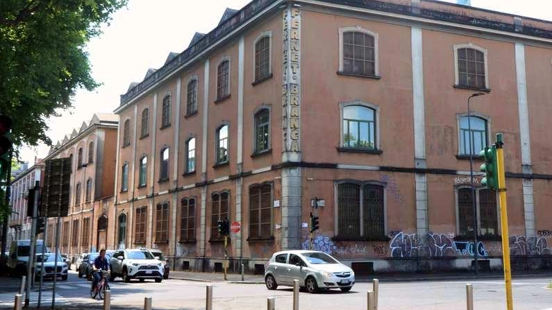 In via Imbonati la fabbrica di cioccolato costruita nel 1926: restano gli uffici. La trasformazione urbana e il caso dell’ex Carlo Erba, ora Maciachini Center. In via Imbonati la fabbrica di cioccolato costruita nel 1926: restano gli uffici. La trasformazione urbana e il caso dell’ex Carlo Erba, ora Maciachini Center.