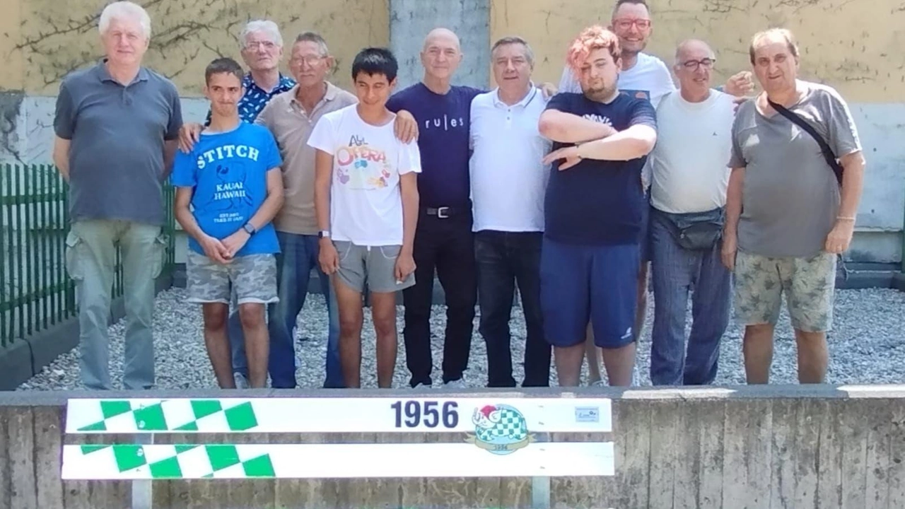 I ragazzi della coop e la panchina realizzata per il Moto Club