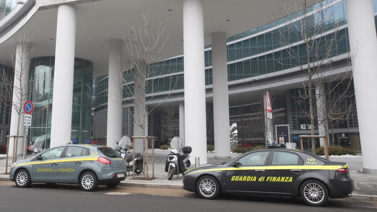 Guardia di finanza davanti al palazzo della Regione Lombardia