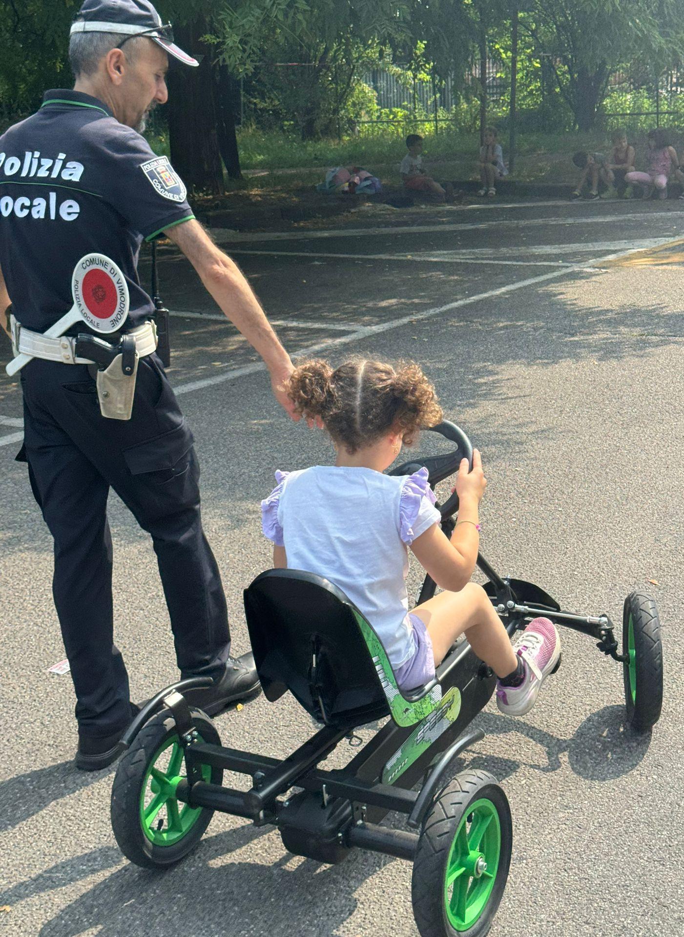 Macchinine, percorsi e giochi. Bimbi a lezione di sicurezza Macchinine, percorsi e giochi. Bimbi a lezione di sicurezza
