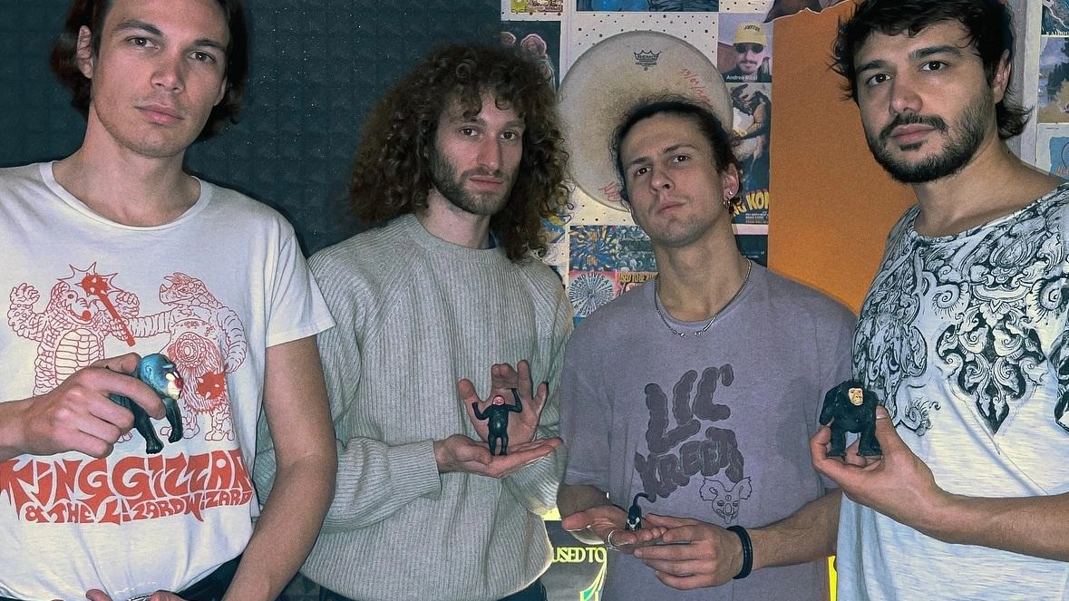 La nuova formazione della rock band degli Used To Ben Apes si esibirà in concerto acustico sul palco della Railroad Ale House a Seregno