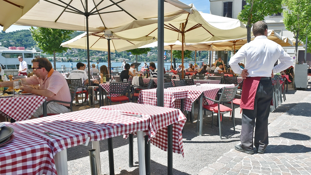 “Degenerazione turistica, ora basta”: così Como approva il giro di vite per il centro storico (preso d’assalto)