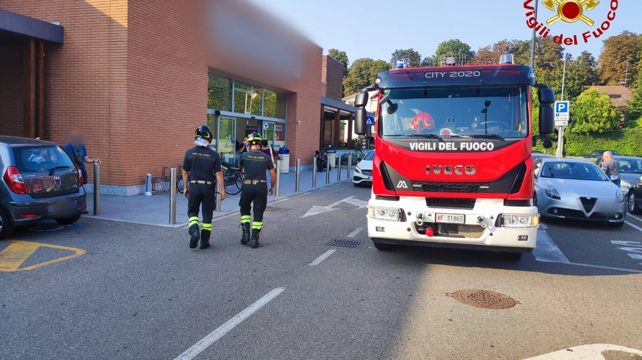 I vigili del fuoco sul luogo dell'infortunio, in via Bettinelli a Castellanza I vigili del fuoco sul luogo dell'infortunio, in via Bettinelli a Castellanza
