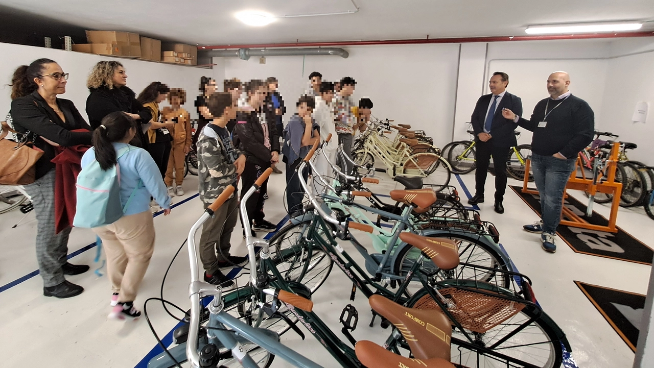 In alto, la ciclofficina allestita per la Nuova Famiglia. Sopra, uno dei laboratori Beta In alto, la ciclofficina allestita per la Nuova Famiglia. Sopra, uno dei laboratori Beta