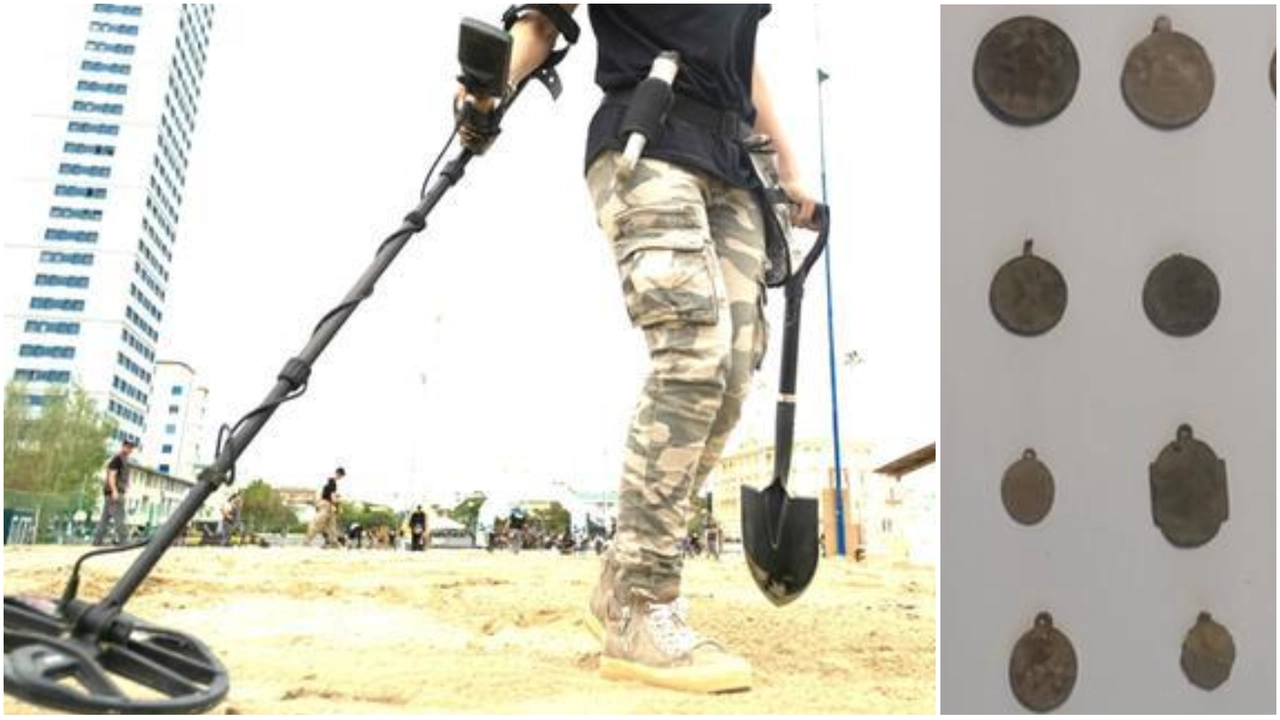 Alcune delle medagliette trovate dall'uomo (a sinistra, metal detector in una foto di archivio) Alcune delle medagliette trovate dall'uomo (a sinistra, metal detector in una foto di archivio)