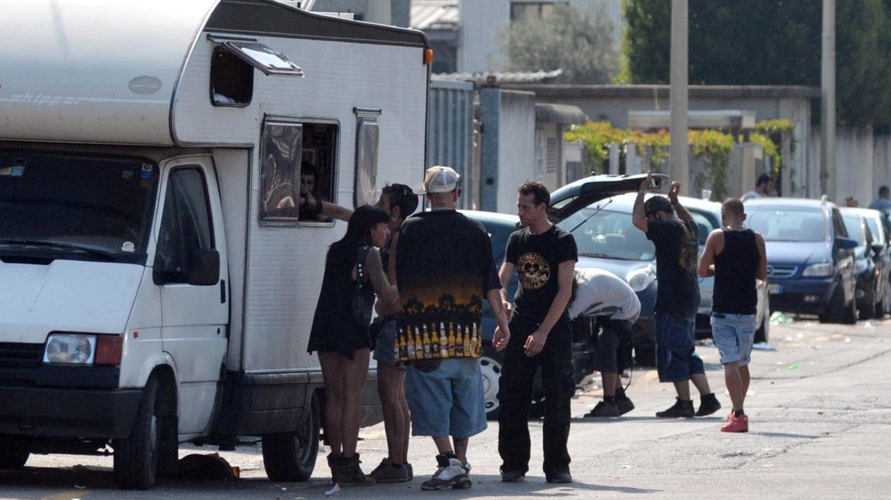 Appena prima che si accendesse la musica sono arrivati Carabinieri Polizia di Stato e Locale con la Polstrada Appena prima che si accendesse la musica sono arrivati Carabinieri Polizia di Stato e Locale con la Polstrada