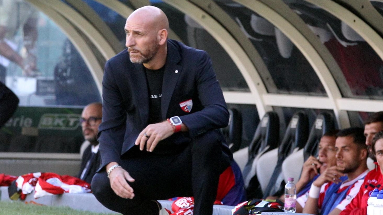 Davide Possanzini, tecnico del Mantova, accovacciato a bordo campo Davide Possanzini, tecnico del Mantova, accovacciato a bordo campo