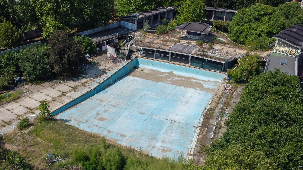 Due ragazze si rilassano alla piscina Romano di Città Studi Due ragazze si rilassano alla piscina Romano di Città Studi