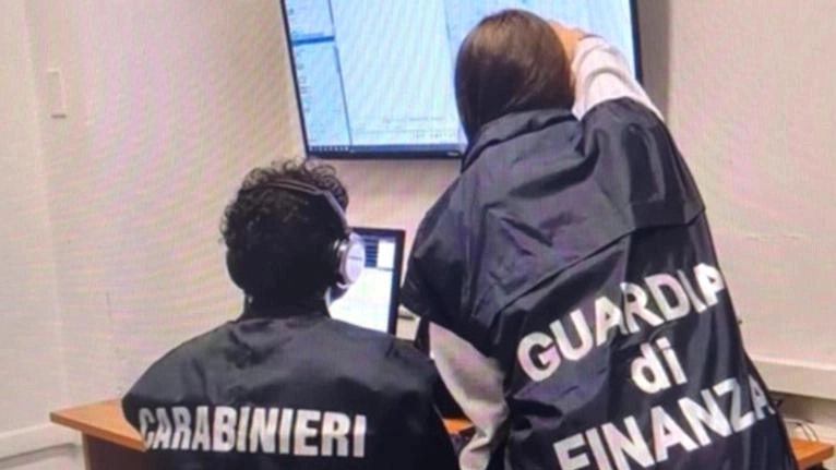 In azione Guardia di Finanza e Carabinieri (foto di archivio) In azione Guardia di Finanza e Carabinieri (foto di archivio)
