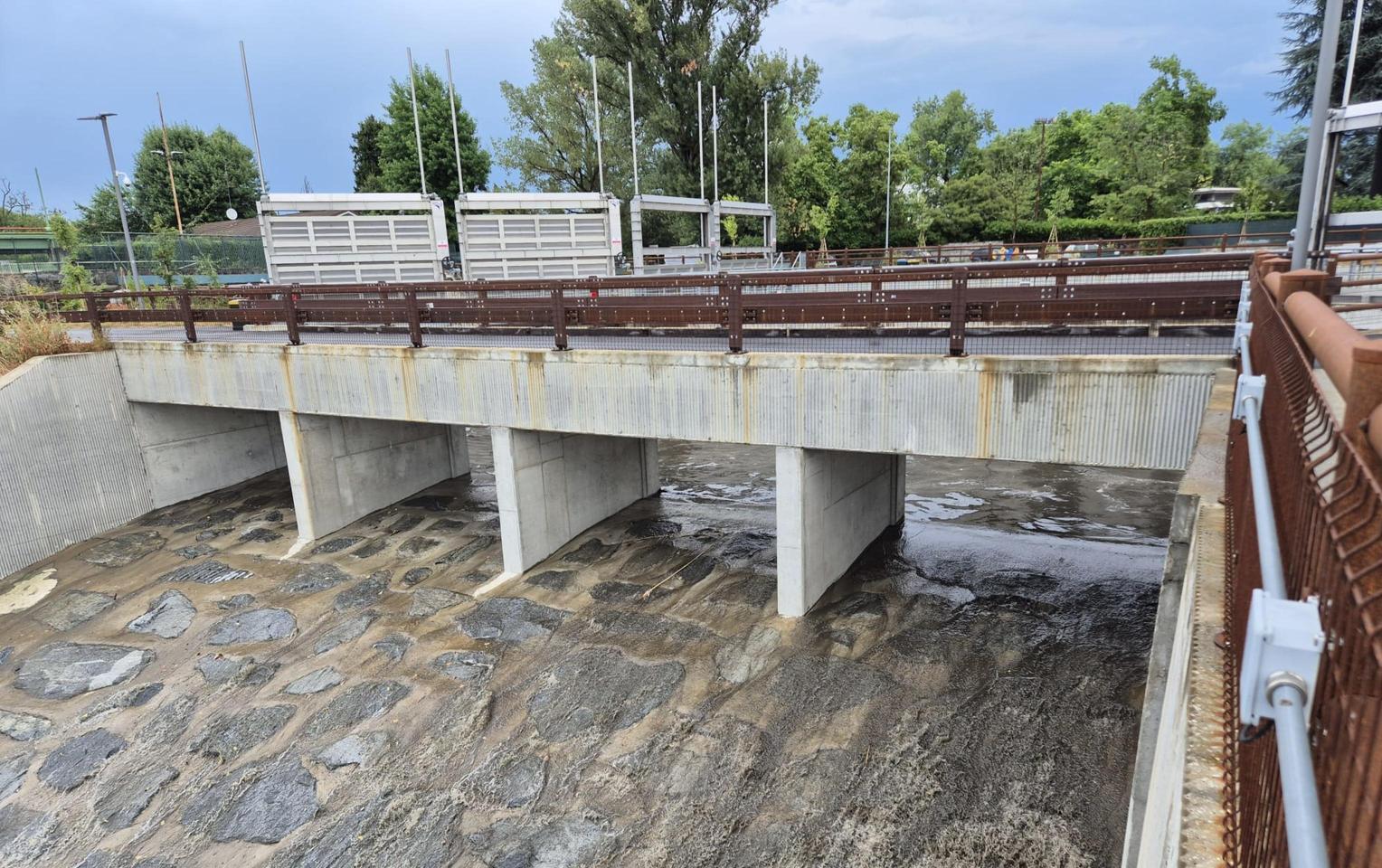 Piena del Seveso a Niguarda. La vasca evita l’esondazione Piena del Seveso a Niguarda. La vasca evita l’esondazione
