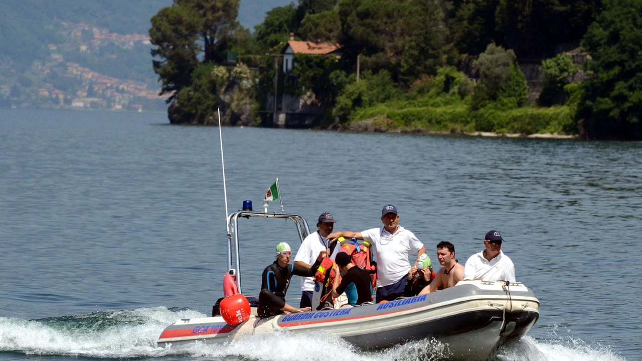 Volontari della Guardia costiera ausiliaria del Lario di pattuglia a Valmadrera. Vigilano e controllano che turisti e bagnanti non nuotino... Volontari della Guardia costiera ausiliaria del Lario di pattuglia a Valmadrera. Vigilano e controllano che turisti e bagnanti non nuotino...