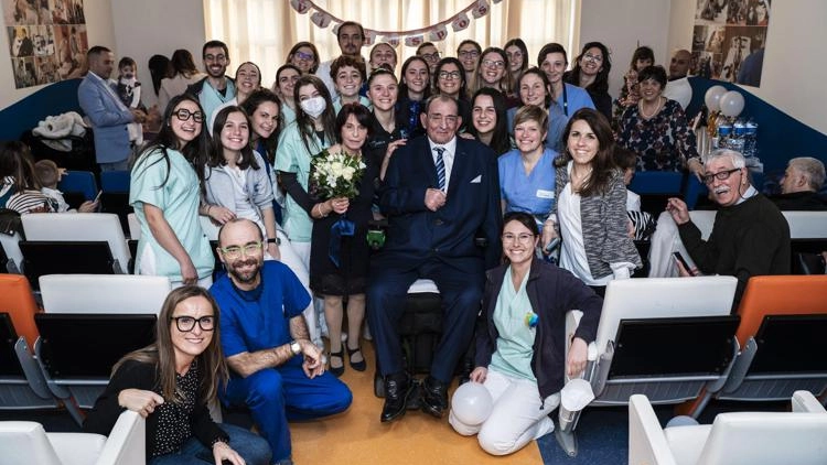 Anna e Giovanni (al centro) durante il matrimonio al centro clinico Nemo di Milano Anna e Giovanni (al centro) durante il matrimonio al centro clinico Nemo di Milano