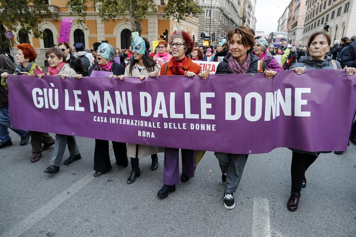 Como, violentata per mesi dal branco: “Se parli postiamo i video”
