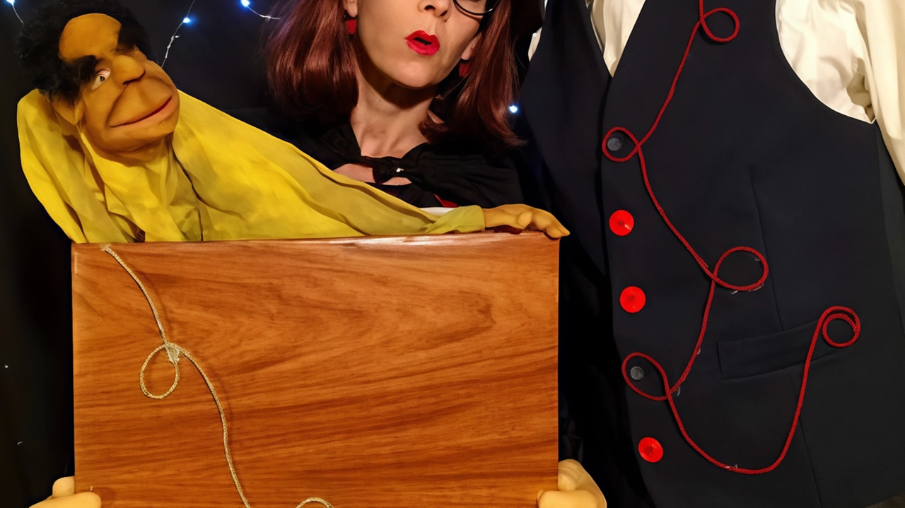 Gli attori della compagnia Teatro Bandito in scena con “Missione Spbn - Uno spettacolo per Babbo Natale” fra magia e clownerie Gli attori della compagnia Teatro Bandito in scena con “Missione Spbn - Uno spettacolo per Babbo Natale” fra magia e clownerie