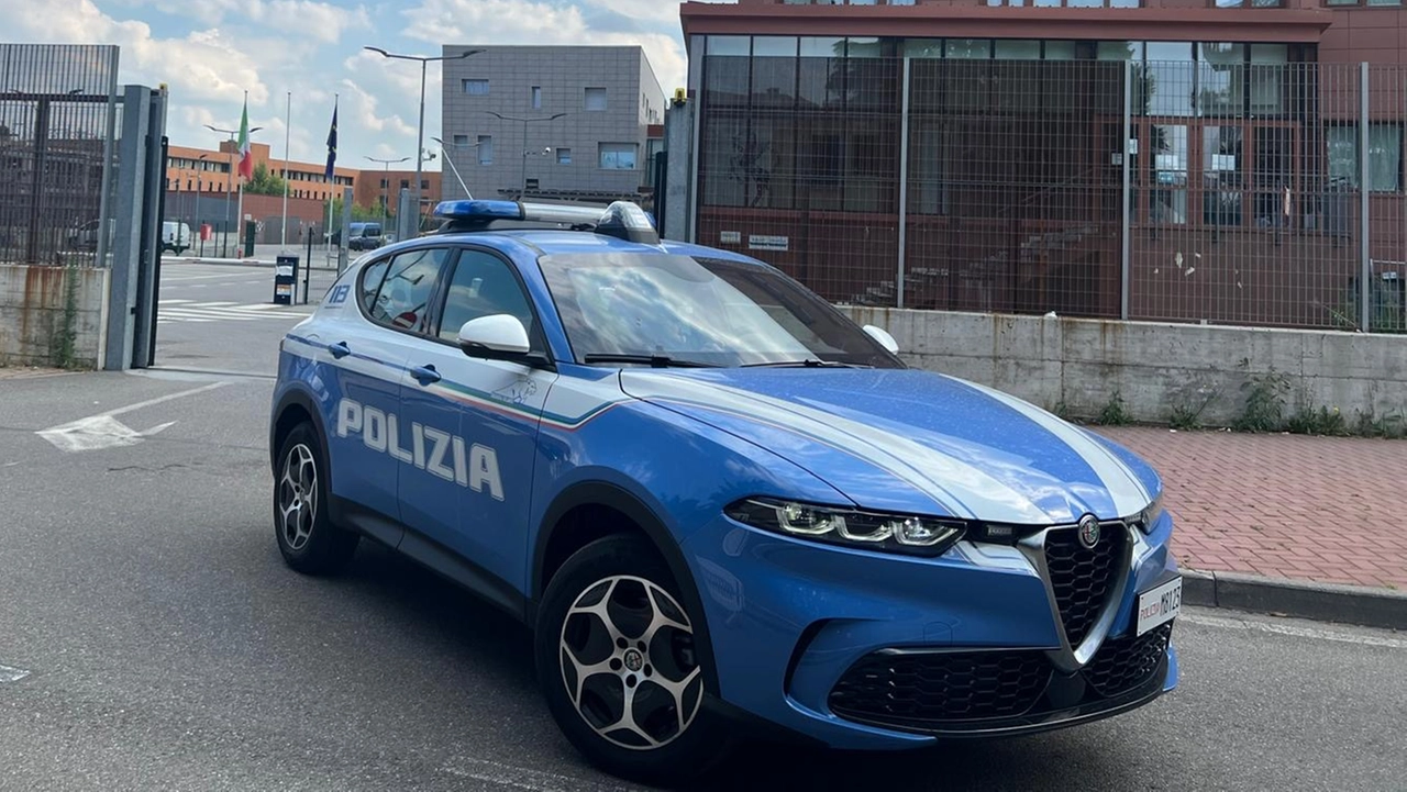 Polizia fuori dalla questura di Monza (Archivio)