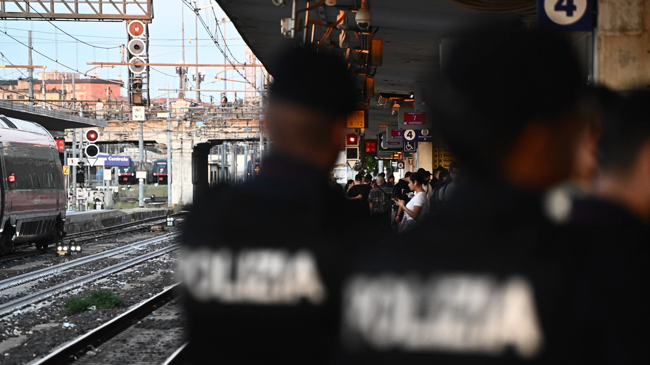 La Polizia Ferroviaria ha individuato l'area trasformata in alloggio abusivo e denunciato l'occupante