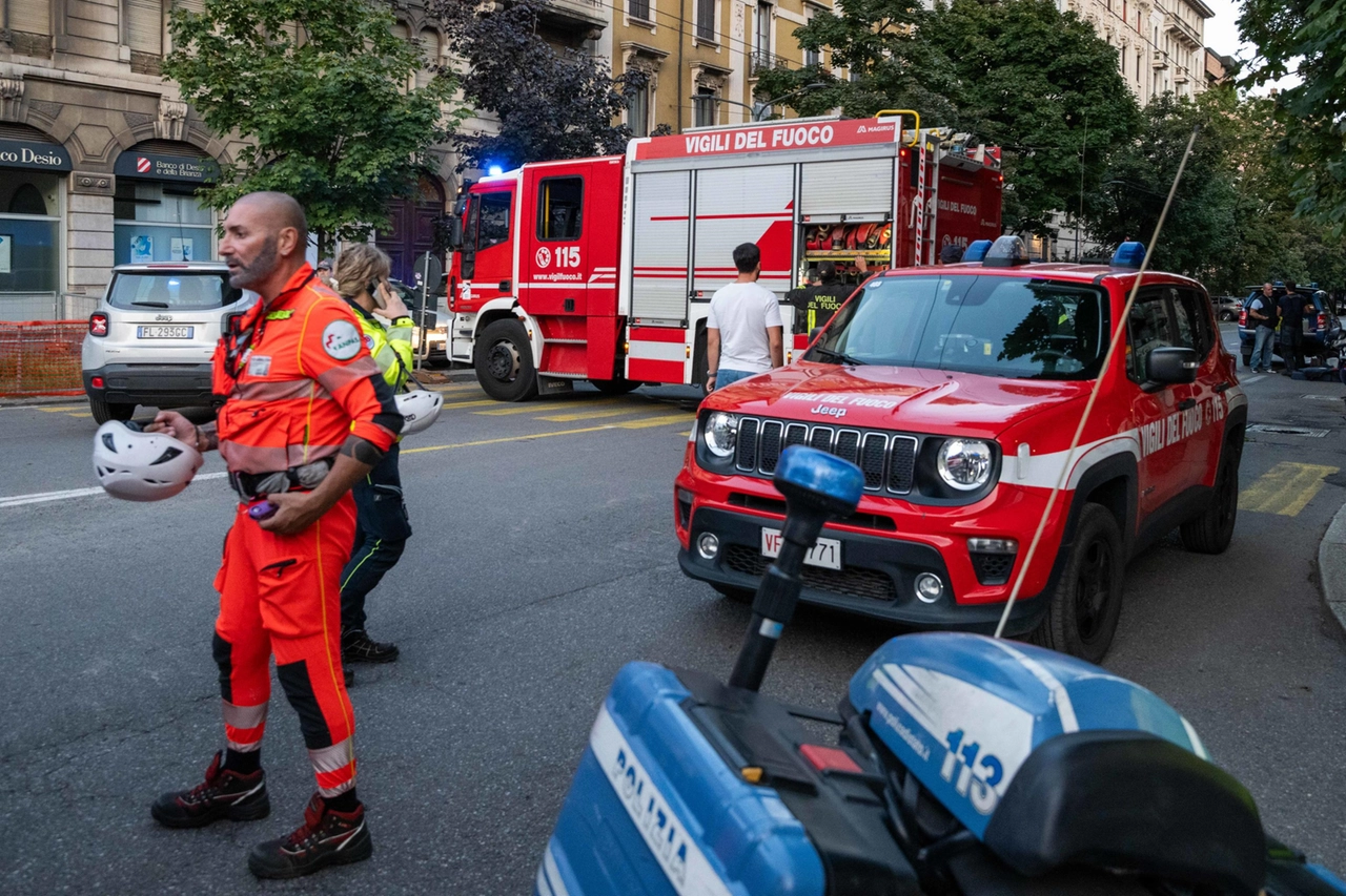 Le operazioni in via Pergolesi, dopo il ritrovamento di un pacco sospetto (Fasani)