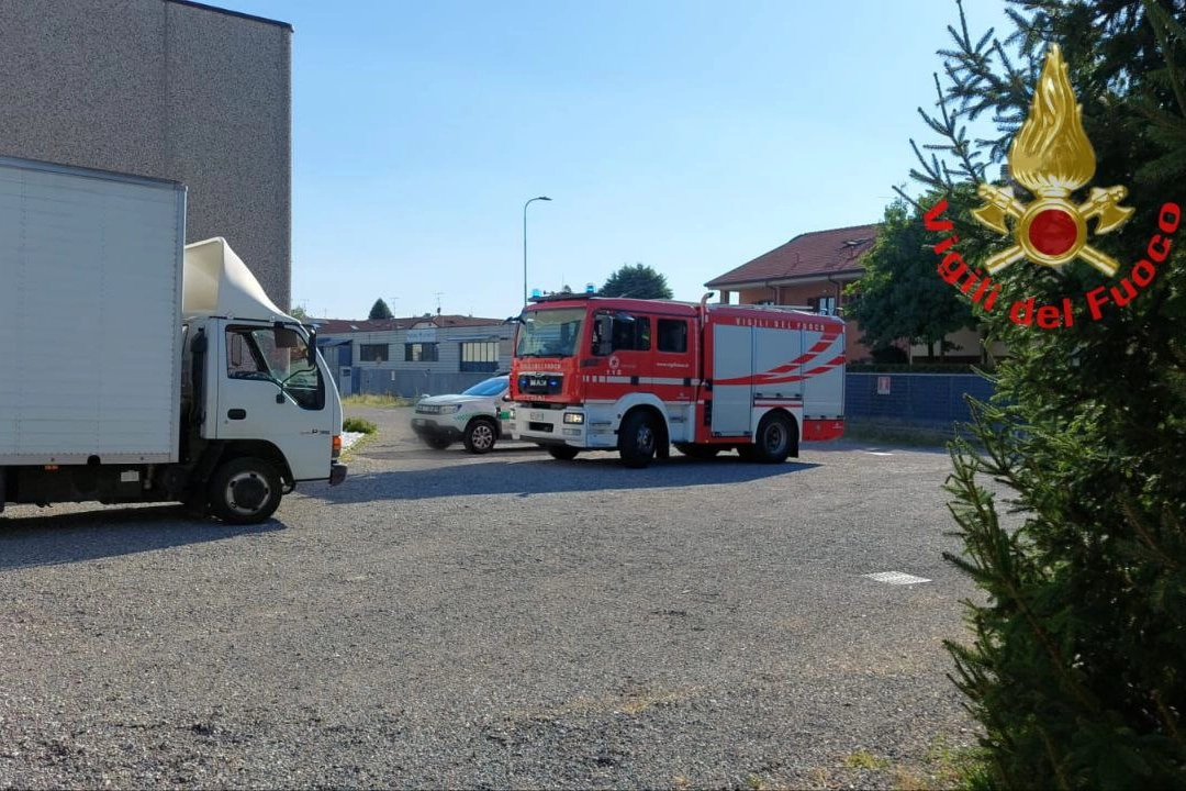 L'arrivo dei vigili del fuoco nel piazzale della Vimercati