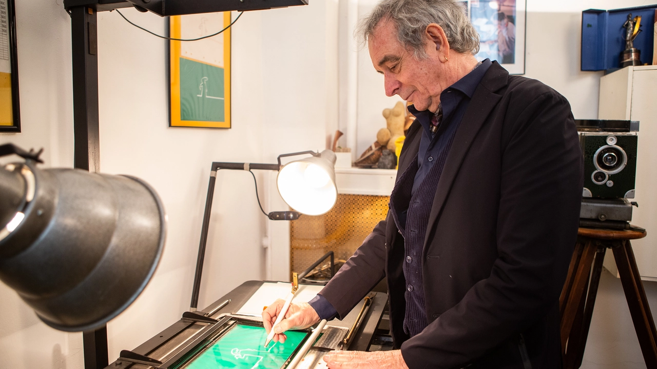 Sergio Cavandoli in una delle stanze dello studio in cui venivano elaborati i filmati. “Tutto è rimasto tale e quale a quando lavorava mio padre”. Per realizzare una sola puntata per Carosello servivano 1.500 disegni. Sotto, “La Linea“ Sergio Cavandoli in una delle stanze dello studio in cui venivano elaborati i filmati. “Tutto è rimasto tale e quale a quando lavorava mio padre”. Per realizzare una sola puntata per Carosello servivano 1.500 disegni. Sotto, “La Linea“