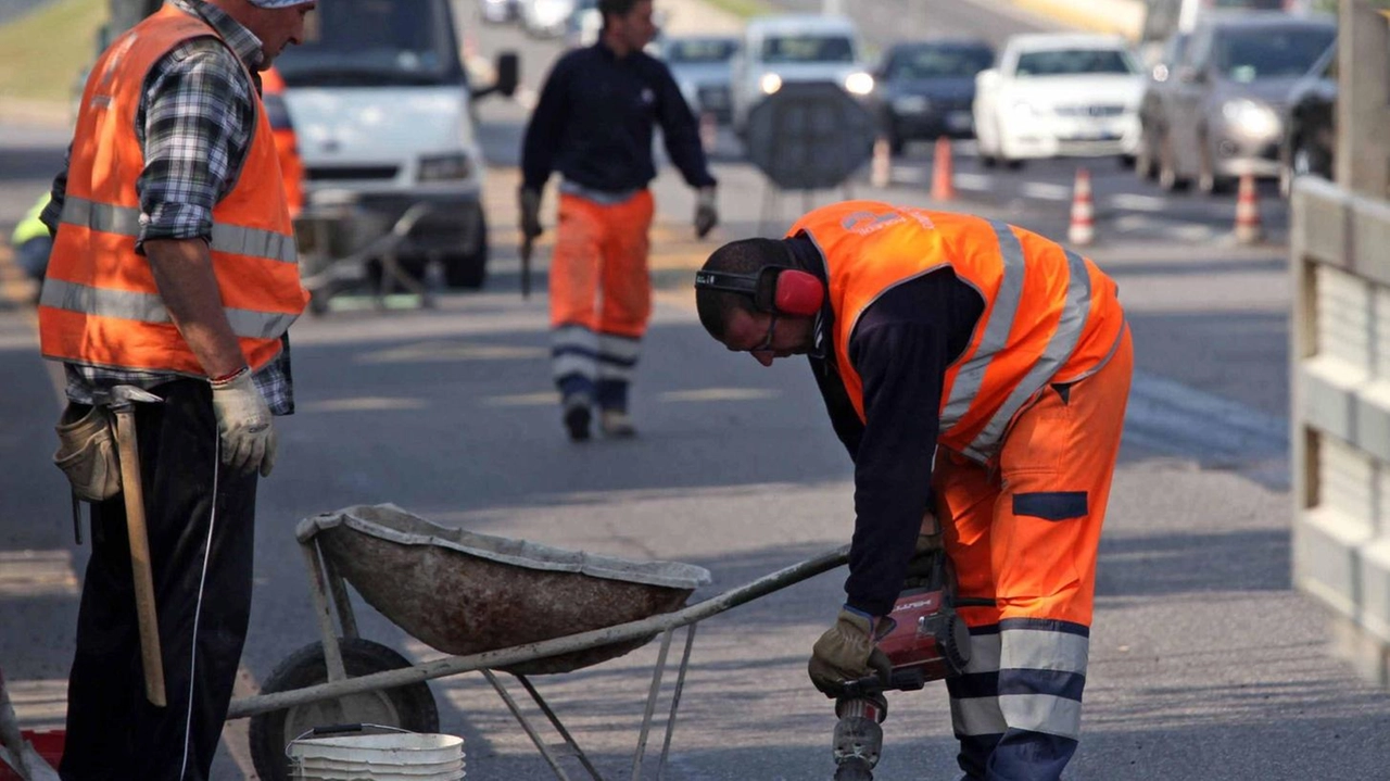 Altre rotatorie in arrivo sulla superstrada del lago di Monate, la 629, dove è già stata realizzata la rotonda di... Altre rotatorie in arrivo sulla superstrada del lago di Monate, la 629, dove è già stata realizzata la rotonda di...