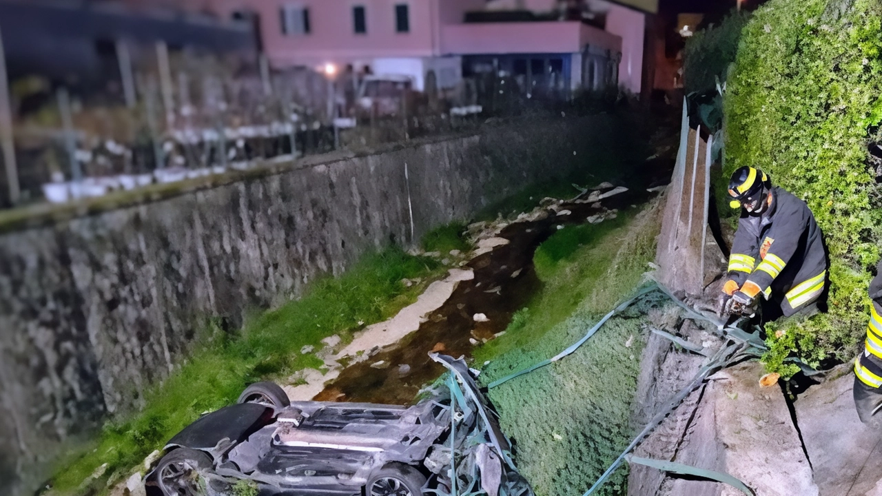 Incidente ad Airuno: auto si schianta in un giardino e finisce sottosopra nel letto del fiume. Conducente e passeggero escono illesi. Soccorritori e autorità indagano sull'accaduto. Incidente ad Airuno: auto si schianta in un giardino e finisce sottosopra nel letto del fiume. Conducente e passeggero escono illesi. Soccorritori e autorità indagano sull'accaduto.