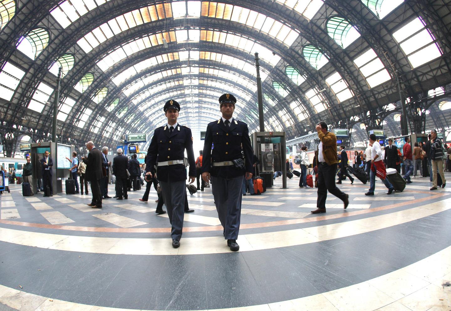 Ruba un portafoglio, minaccia il capotreno e aggredisce i poliziotti: arrestato in Centrare Ruba un portafoglio, minaccia il capotreno e aggredisce i poliziotti: arrestato in Centrare