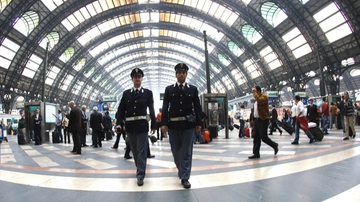 Ruba un portafoglio, minaccia il capotreno e aggredisce i poliziotti: arrestato in Centrale