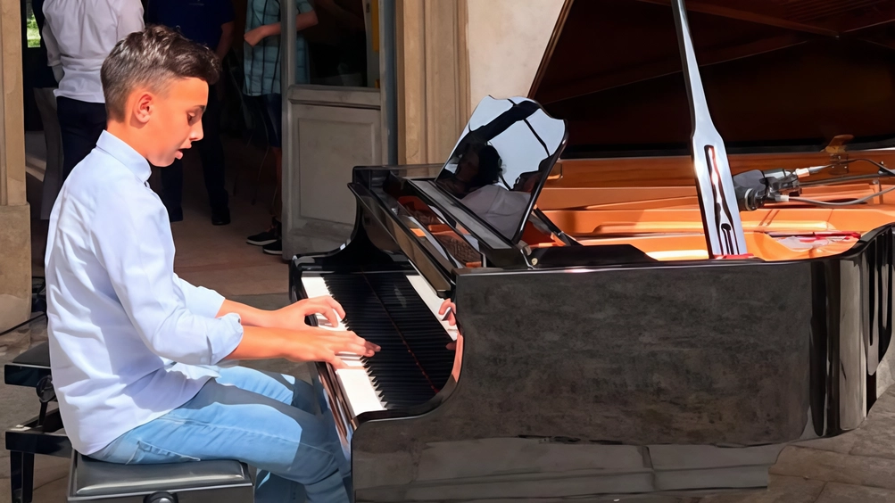 Andrea Corrado, 15 anni, giovane talento della musica ha già pubblicato un album dal titolo “Nuvole” ed ora sta lavorando all’uscita del nuovo singolo Andrea Corrado, 15 anni, giovane talento della musica ha già pubblicato un album dal titolo “Nuvole” ed ora sta lavorando all’uscita del nuovo singolo