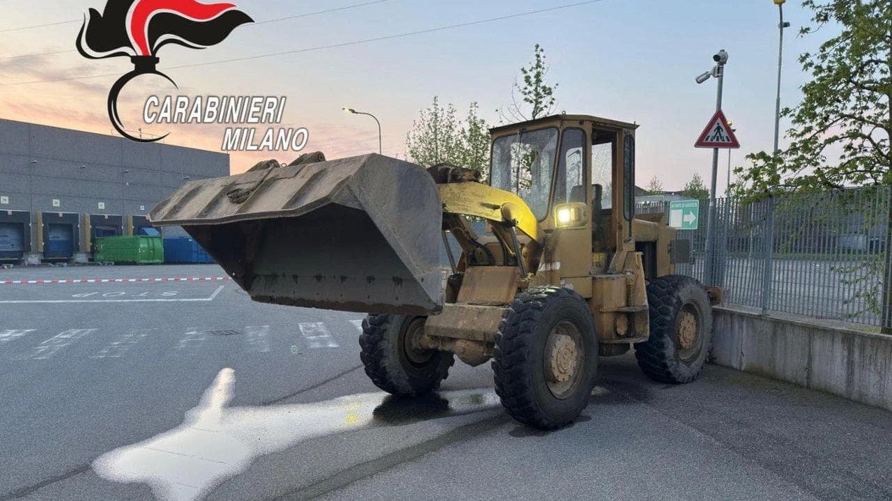 La ruspa utilizzata dai ladri nell’assalto del 9 aprile a San Giuliano Milanese La ruspa utilizzata dai ladri nell’assalto del 9 aprile a San Giuliano Milanese