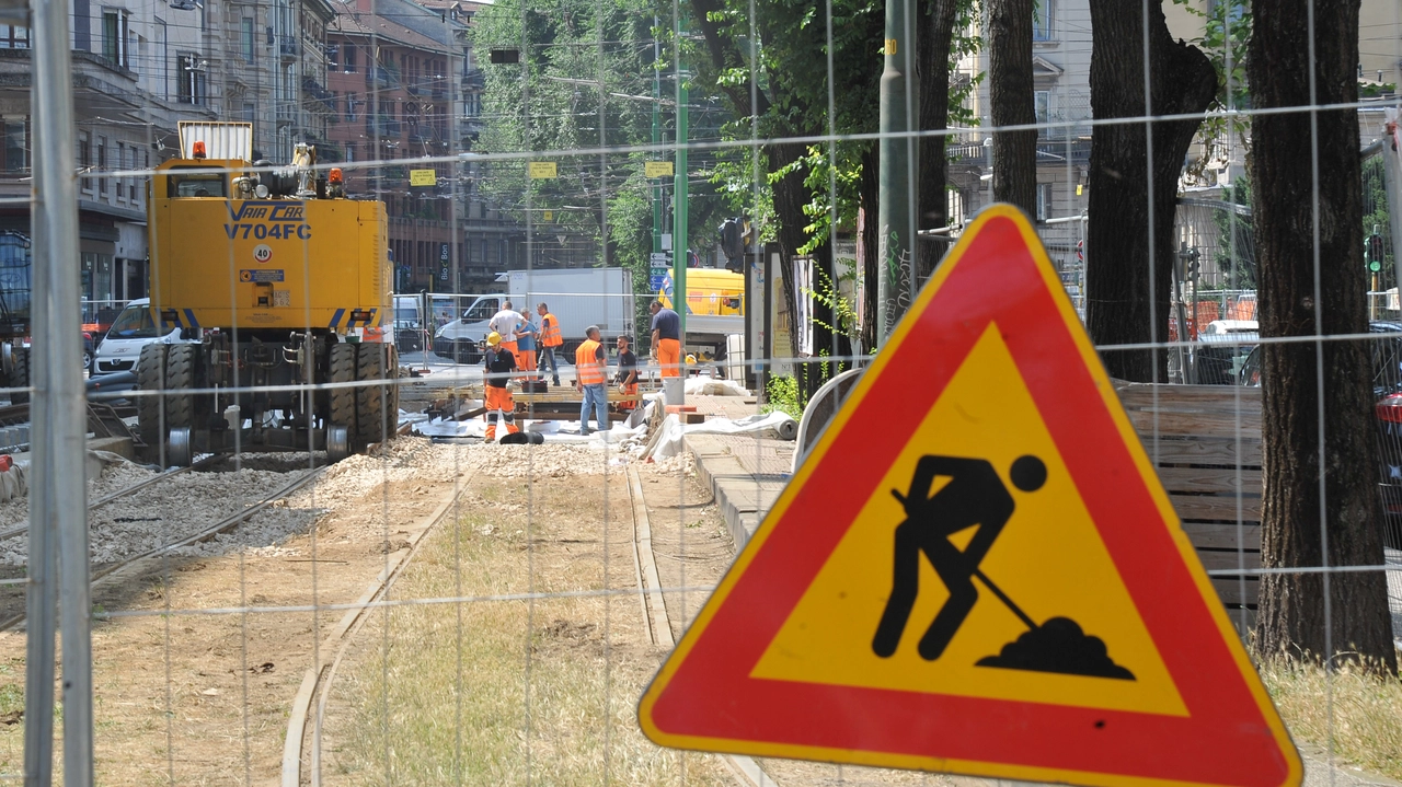 Cantiere di un tram a Milano (Foto archivio) Cantiere di un tram a Milano (Foto archivio)