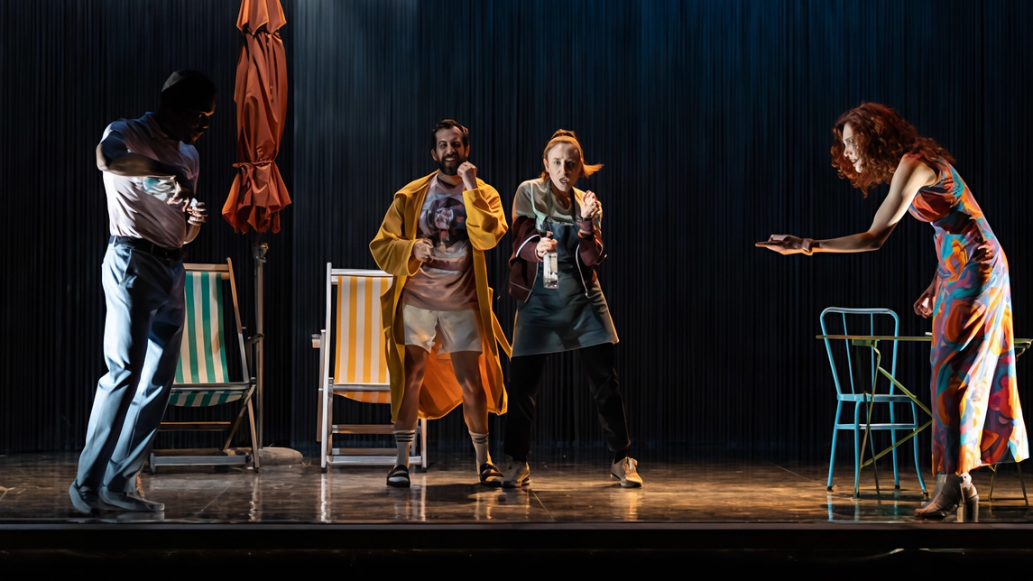 Una scena de “La caccia al tesoro“ di Bruno Fornasari, da oggi all’Immacolata in prima nazionale al Teatro dei Filodrammatici di Milano Una scena de “La caccia al tesoro“ di Bruno Fornasari, da oggi all’Immacolata in prima nazionale al Teatro dei Filodrammatici di Milano
