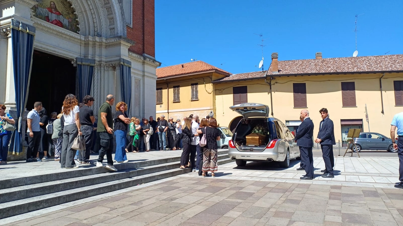 Il feretro della donna all’esterno della chiesa di San Vittore Olona