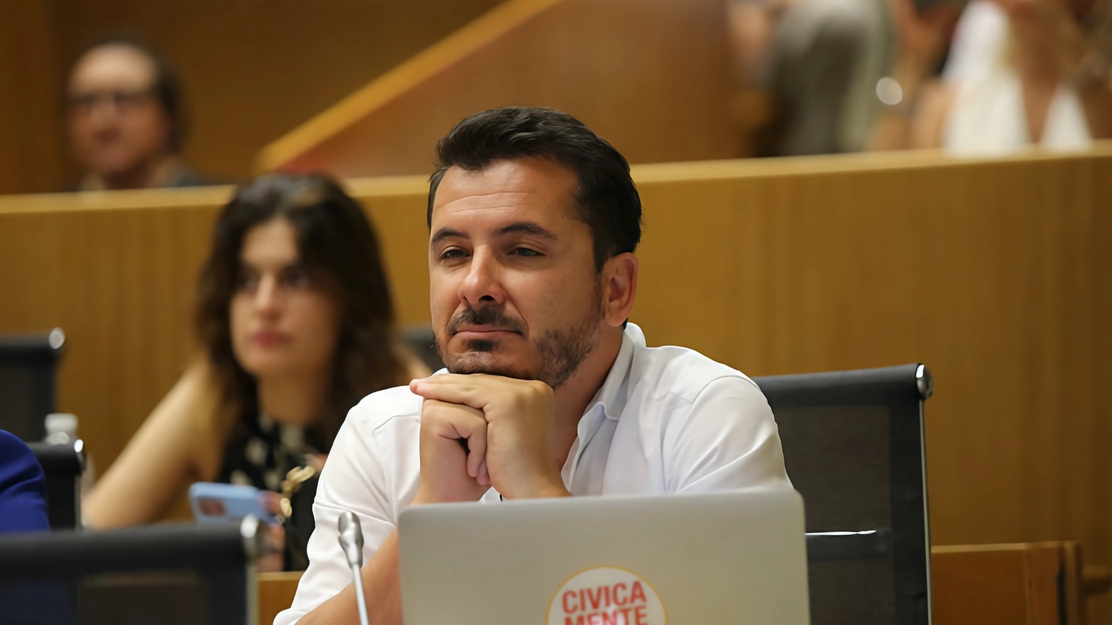 Il consigliere di Civicamente Paolo Piffer ha sollevato il caso: «Basta con questi monopattini rotti o malfunzionanti»