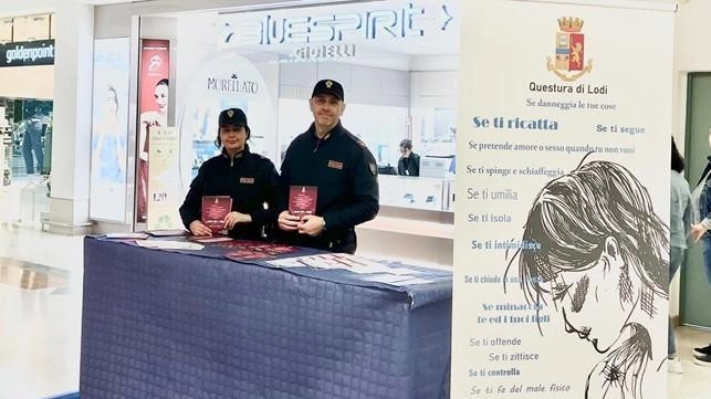 La Polizia di Stato promuove la campagna "Questo non è amore" contro la violenza di genere, distribuendo brochure informative e fornendo strumenti utili ai cittadini a Lodi. Prossime tappe della sensibilizzazione in altri centri commerciali della provincia. La Polizia di Stato promuove la campagna "Questo non è amore" contro la violenza di genere, distribuendo brochure informative e fornendo strumenti utili ai cittadini a Lodi. Prossime tappe della sensibilizzazione in altri centri commerciali della provincia.