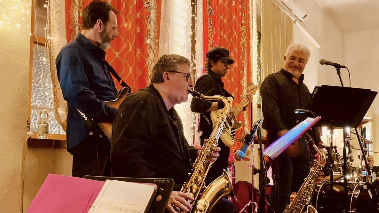 La band milanese dei Son@mò in concerto al teatro OppArt di Sovico con un tributo a Pino Daniele