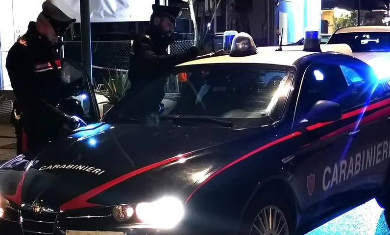 Castiglione delle Stiviere, disturba i clienti del fast food e aggredisce i carabinieri: arrestato