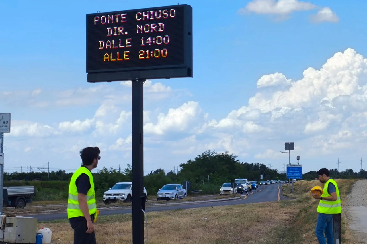 I display che avvisano gli automobilisti della chiusura del ponte: i disagi, infatti, riguardano anche il collegamento stradale