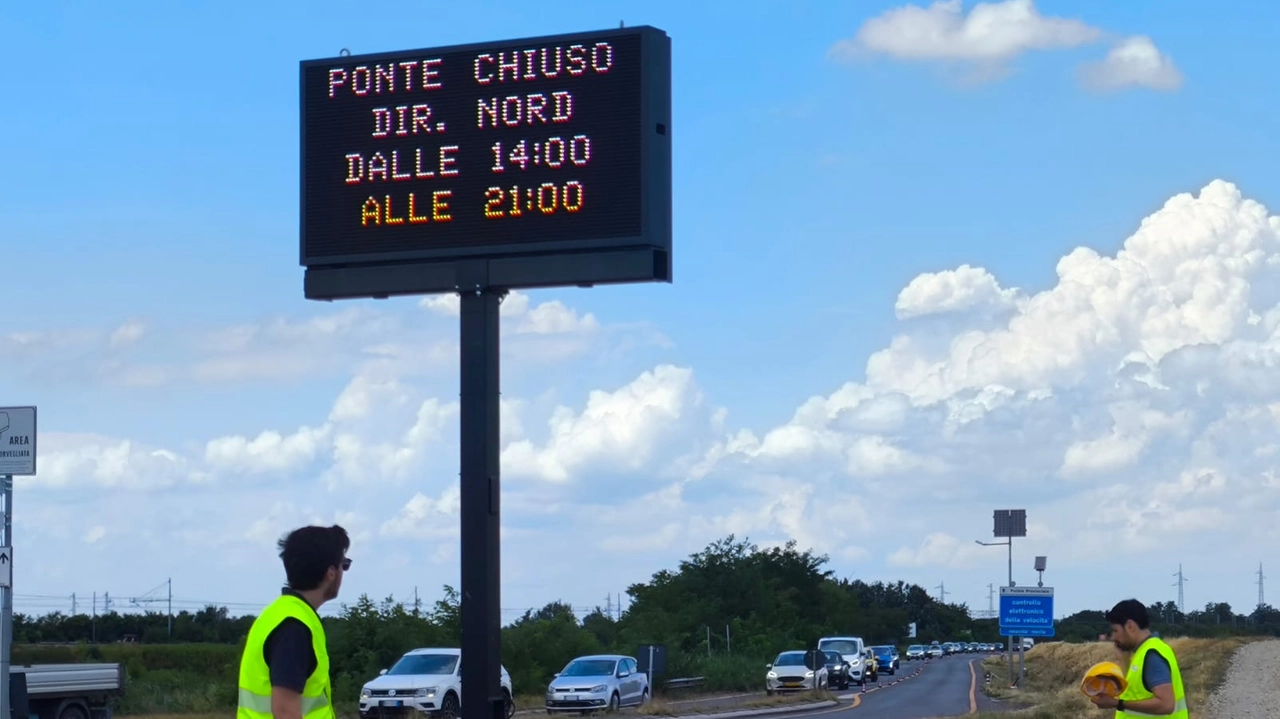 I display che avvisano gli automobilisti della chiusura del ponte: i disagi, infatti, riguardano anche il collegamento stradale
