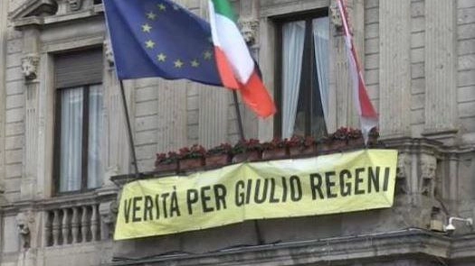 Da pochi giorni sulla facciata di Palazzo Marino, sede del Comune di Milano, non compare più lo striscione giallo con...