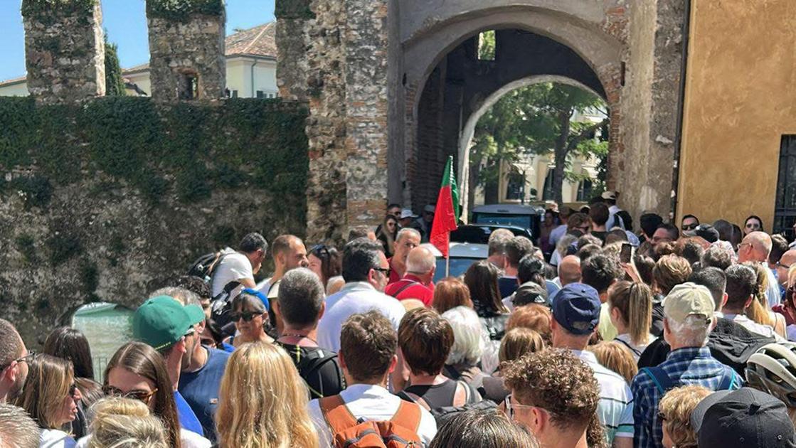 Sirmione ostaggio dei turisti: il Comune incontra ristoratori e albergatori. Braccio di ferro sul ticket Sirmione ostaggio dei turisti: il Comune incontra ristoratori e albergatori. Braccio di ferro sul ticket